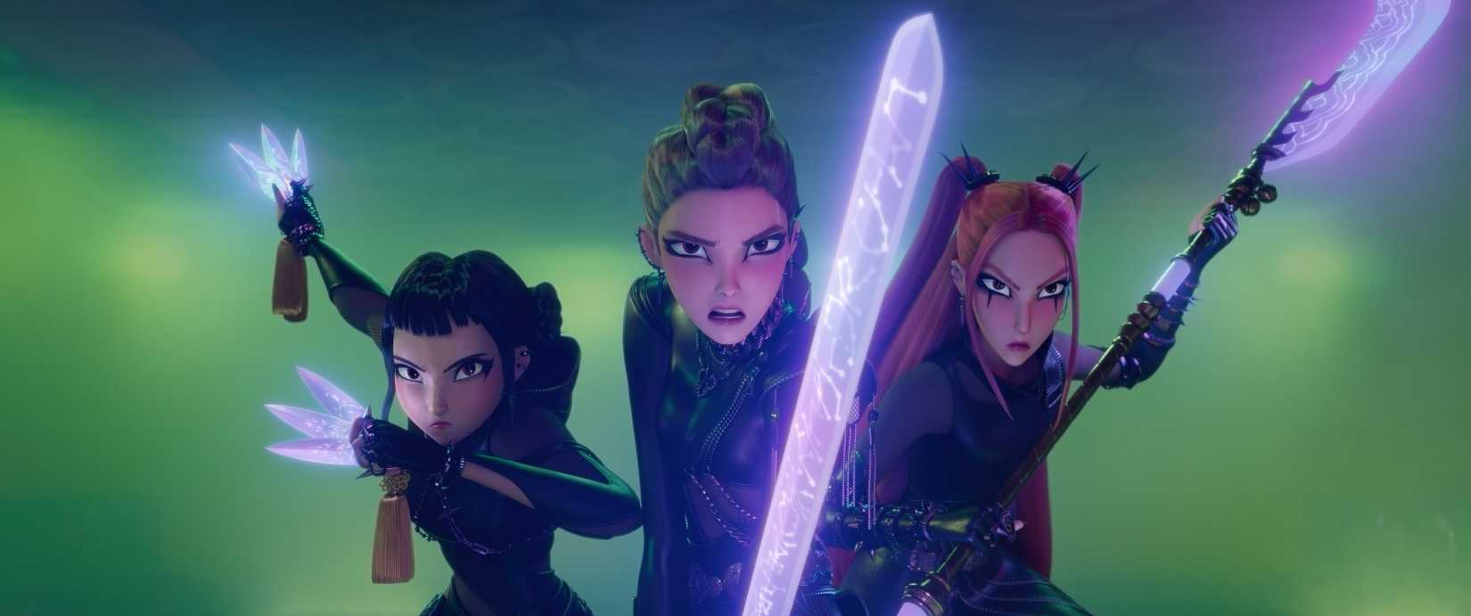 Três mulheres com espadas de fantasia, foices e kunai ficam juntos. Captura de tela de Kpop Demon Hunters na Netflix.