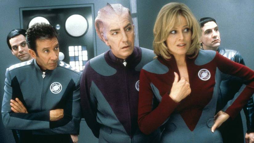 Tim Allen, Alan Rickman e Sigourney Weaver usando uniformes de estilo de frota em Star na Galaxy Quest.