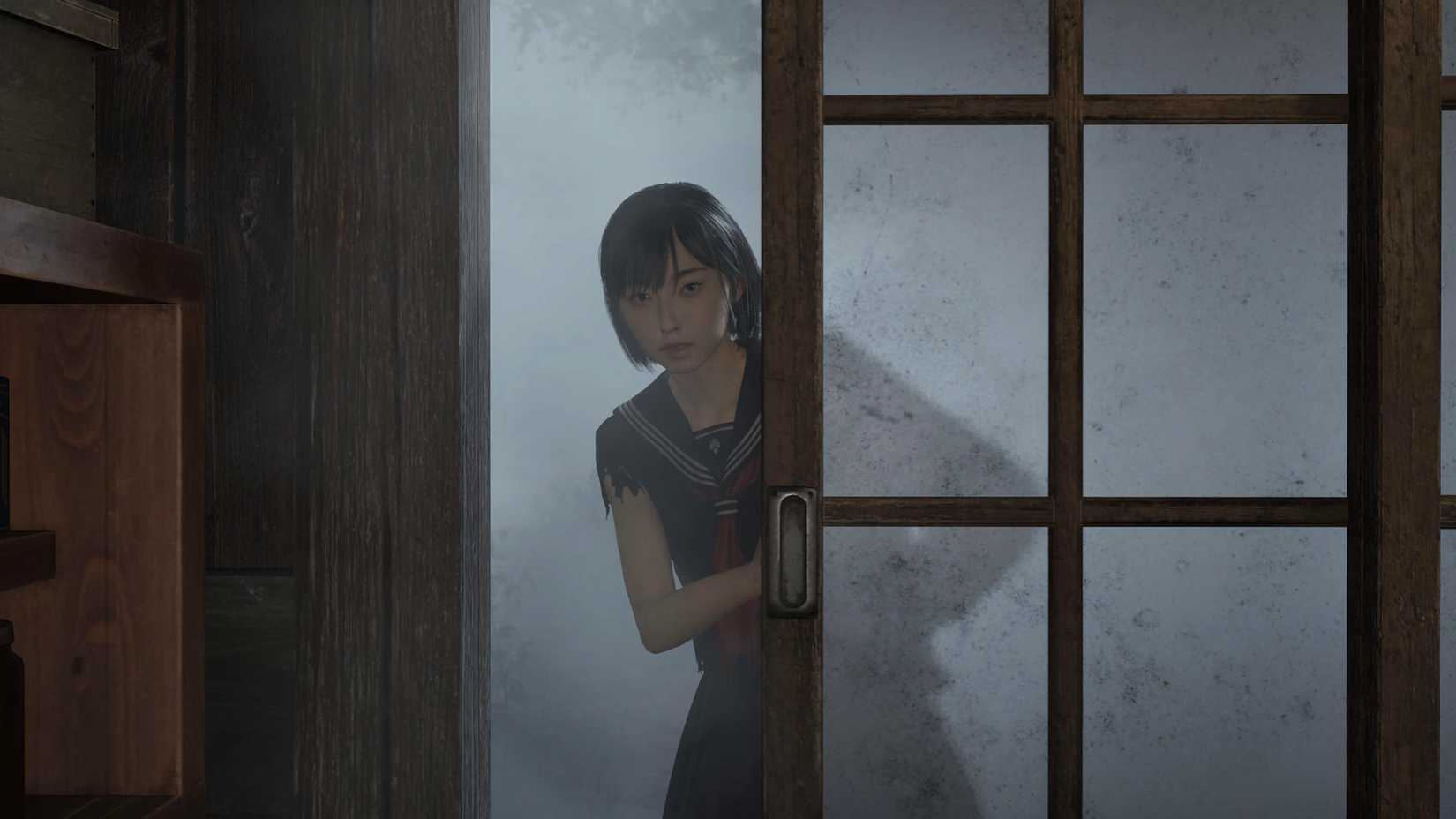 Hinako abrindo a porta para a casa de Shu em Silent Hill F