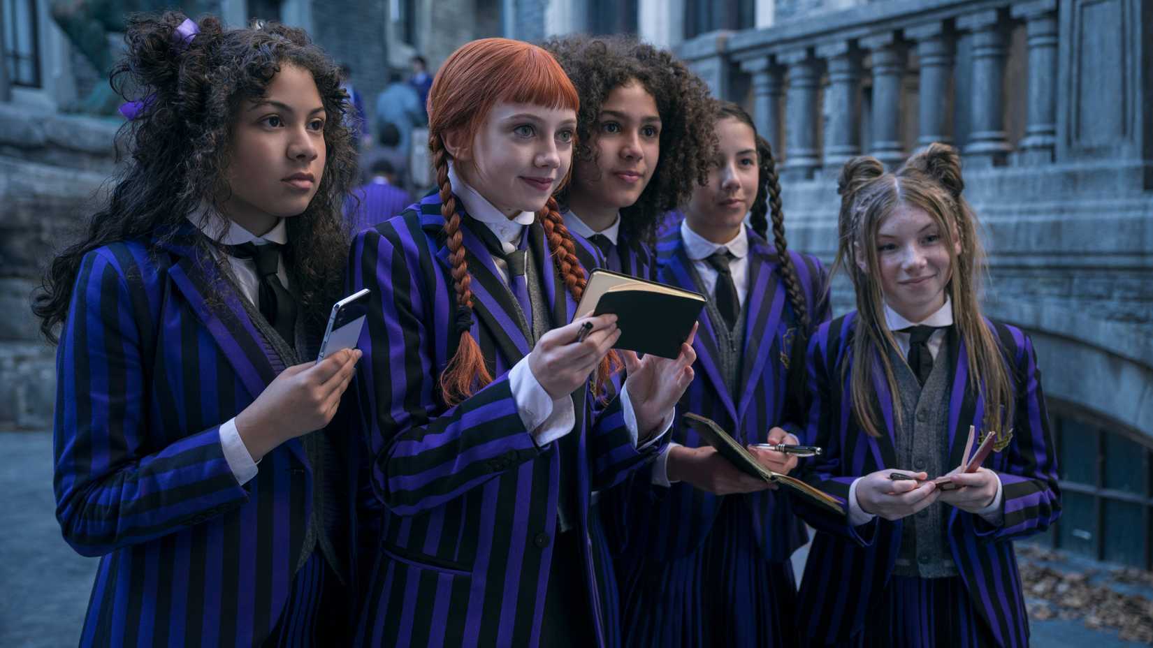 Evie Templeton, enquanto Agnes DeMille fica com outros estudantes Nevermore procurando autógrafos na quarta -feira