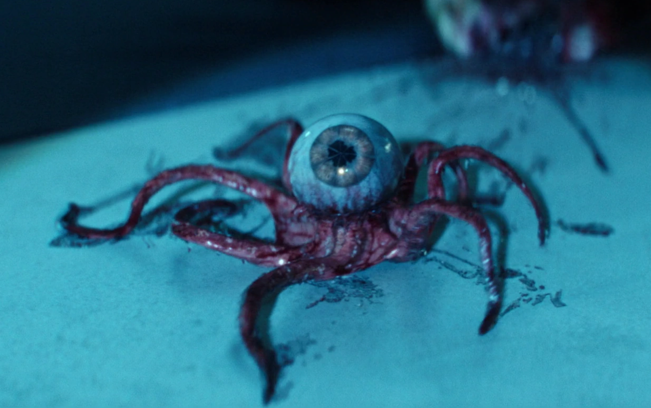 Um monstro do globo ocular com tentáculos em Alien: Terra
