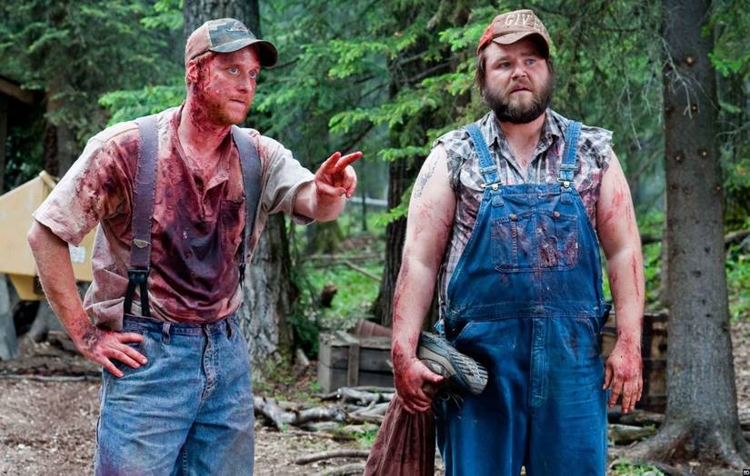 Tyler Labine e Alan Tudyk como Tucker e Dale em Tucker & Dale vs Evil