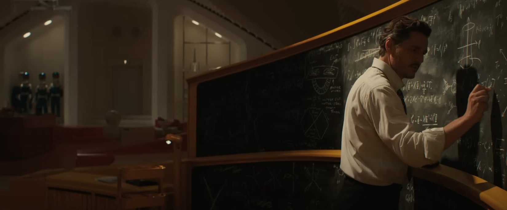 Reed Richards (Pedro Pascal) escreve em um quadro -negro no Fantastic Quours: Primeiros Passos