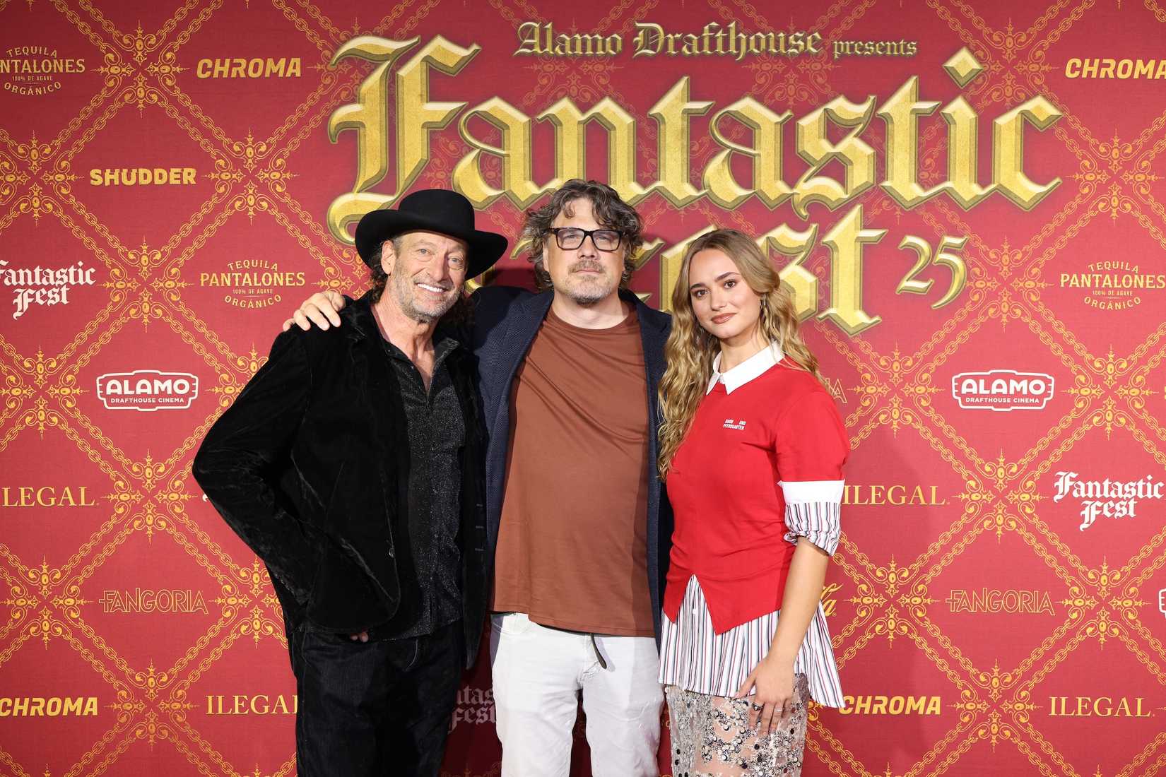 O elenco e diretor de primata na frente de um fantástico festival 25 sinal