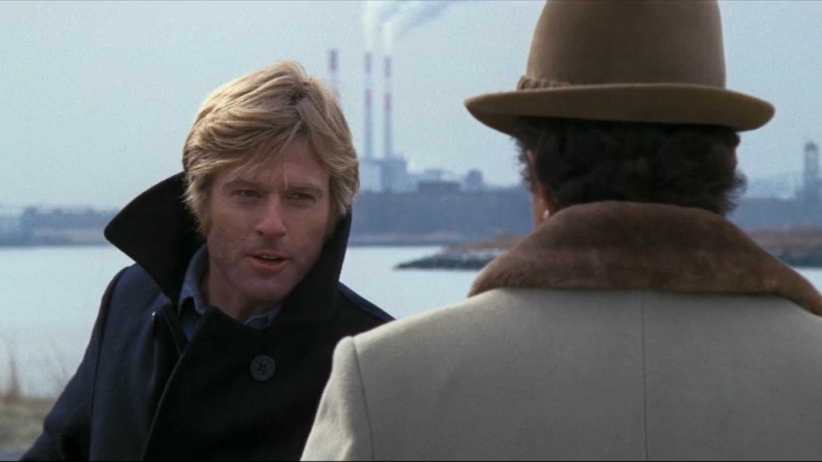 Robert Redford confronta um manipulador da CIA em uma cena do filme três dias do Condor