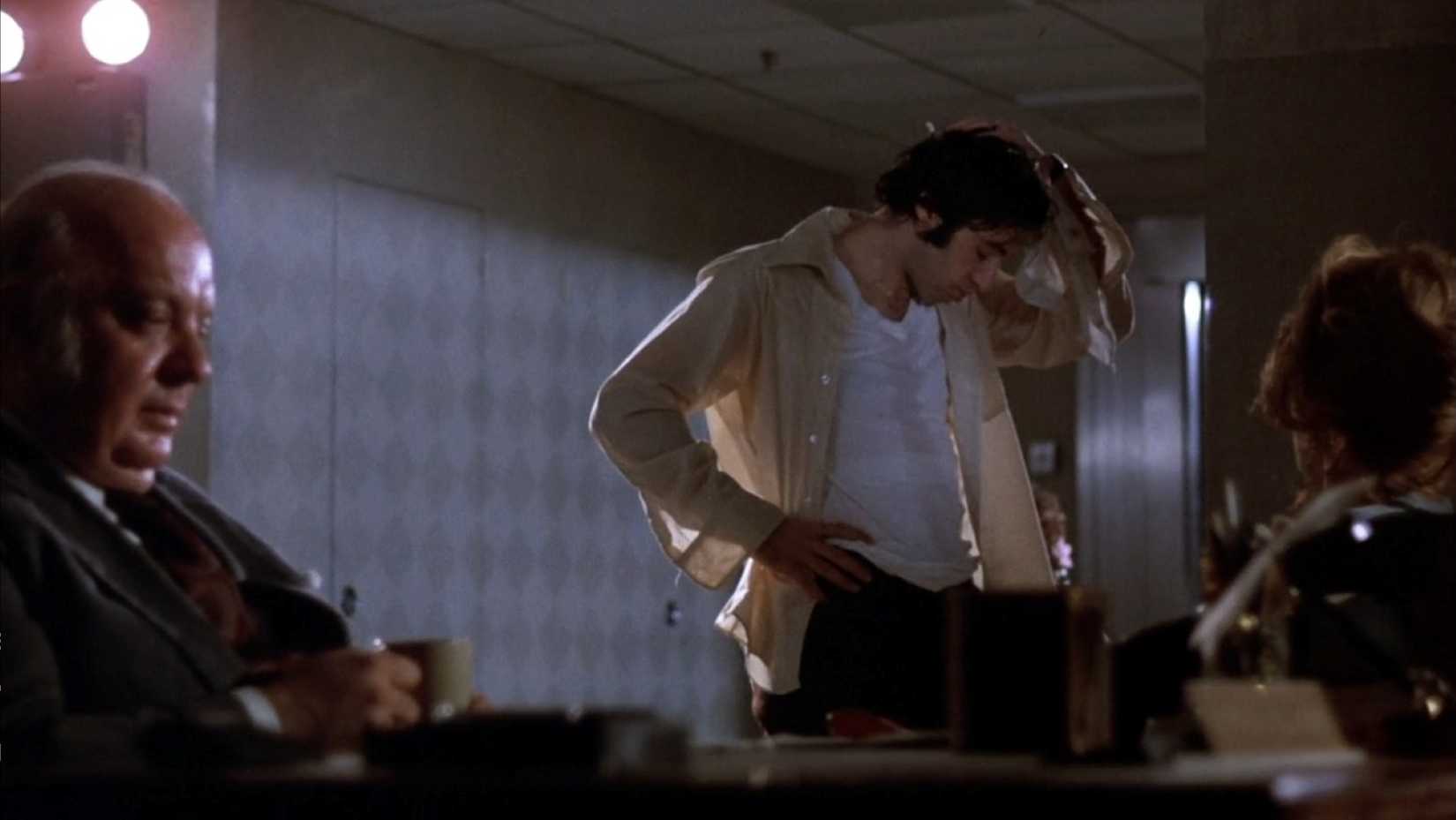 Em uma cena do final do filme Dog Day Tarde, um Sonny suado (Al Pacino) pesa suas opções