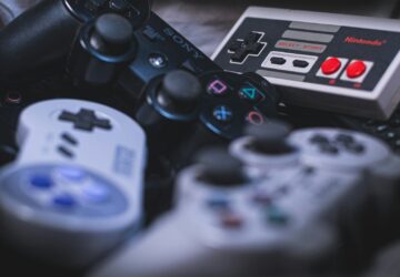 white sony ps 4 game controller