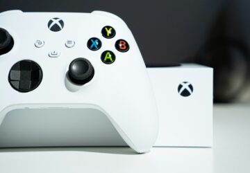 white xbox one game controller