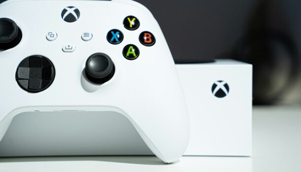 white xbox one game controller