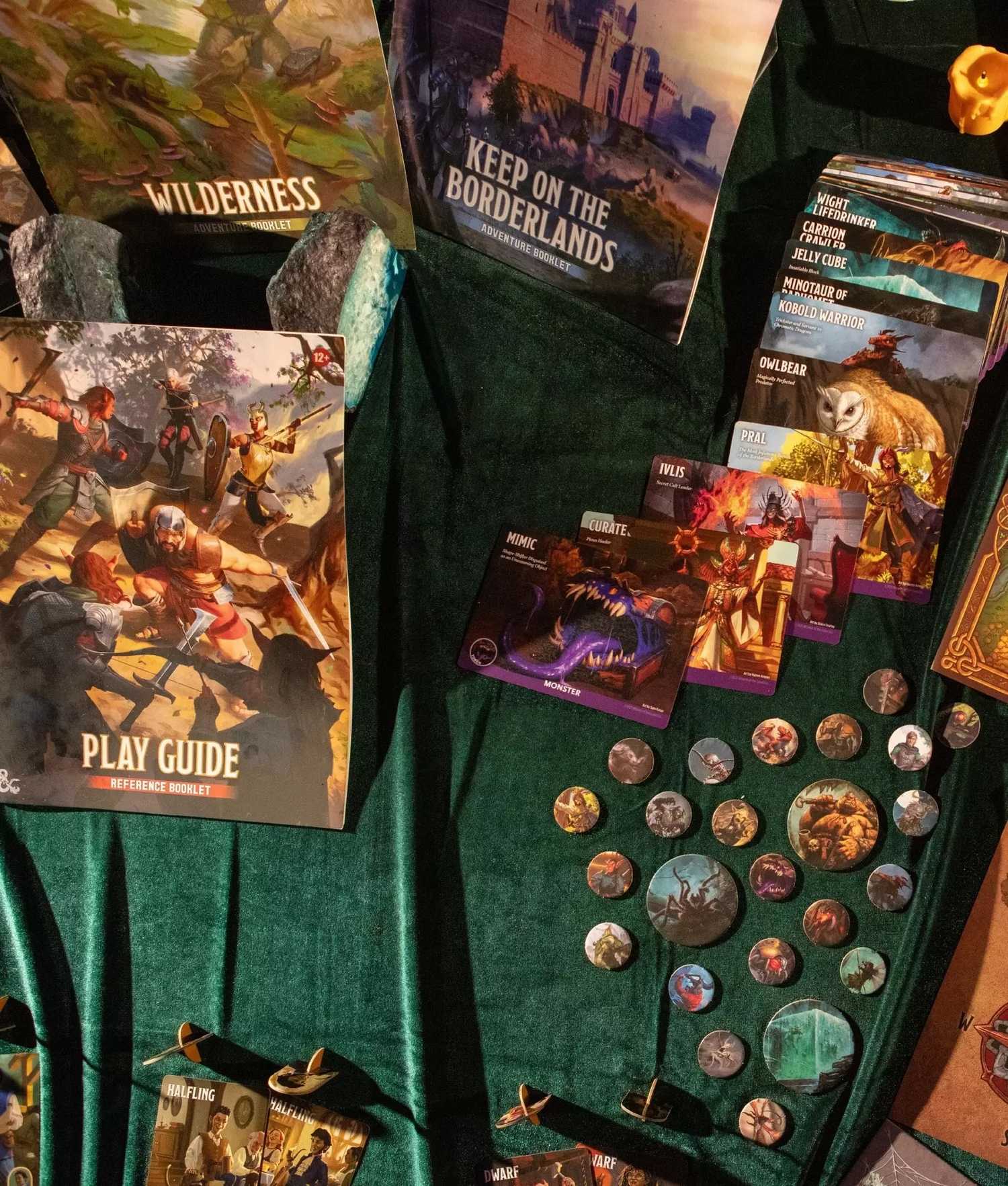 Livros, miniaturas e cartões dos heróis do Borderlands Starter Set deitada em uma mesa
