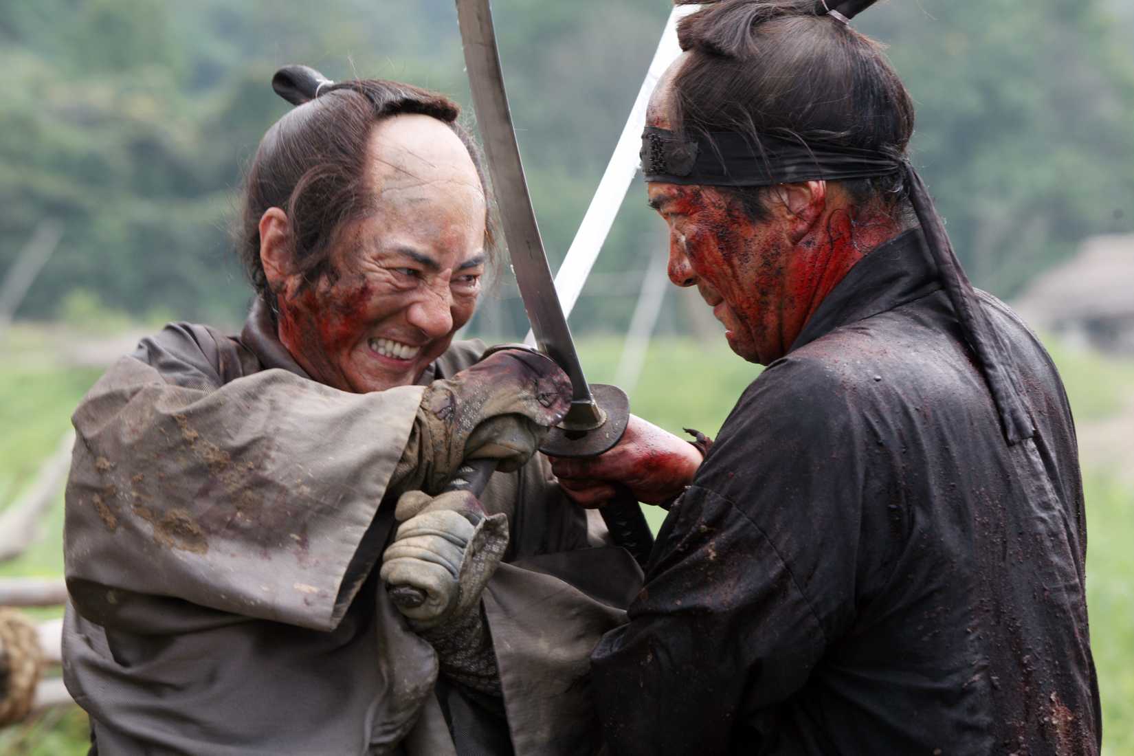 Dois samurais trancados em combate no filme 13 Assassinos.
