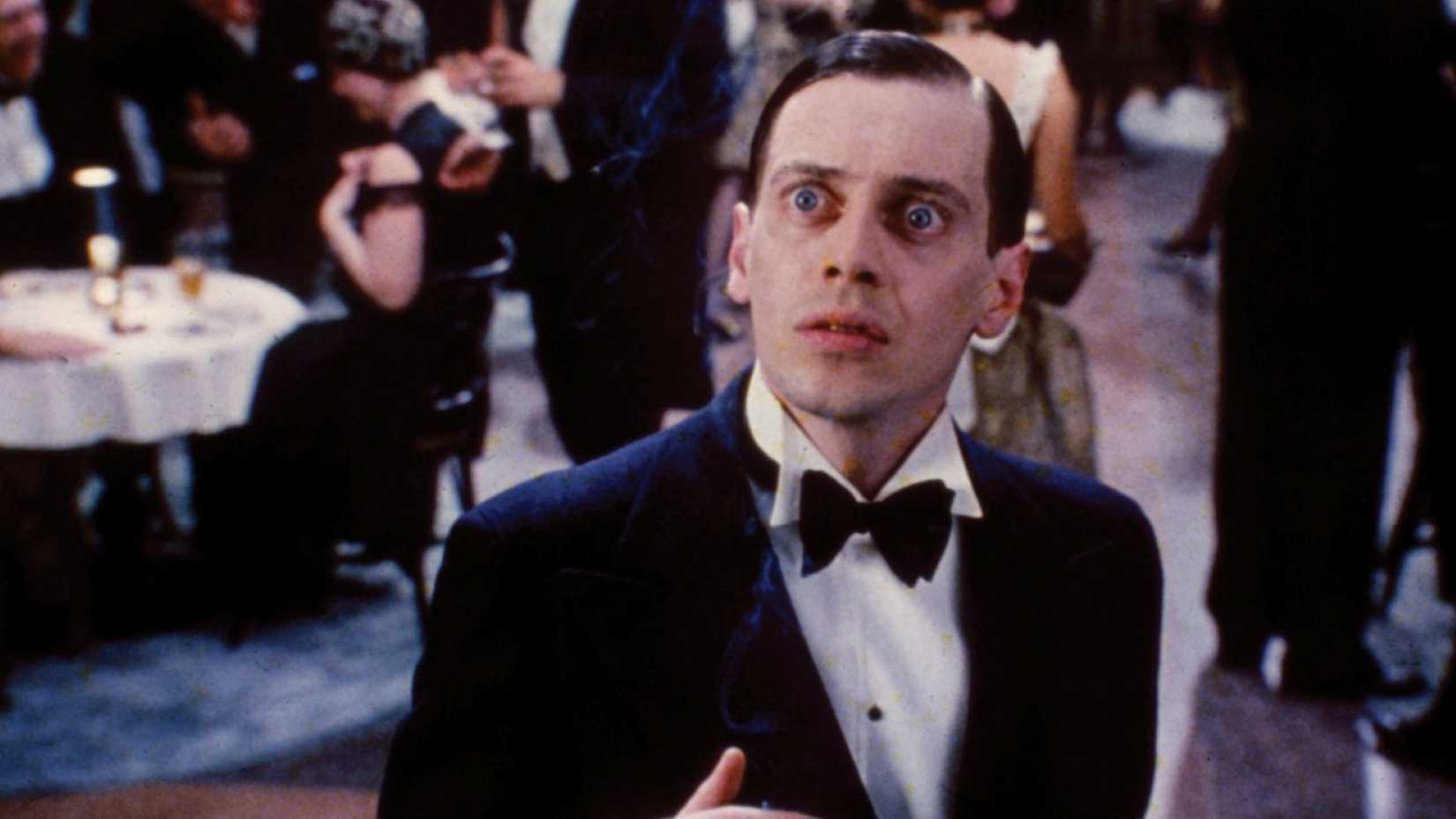 Steve Buscemi como um gângster de baixo nível de moto em uma cena de Miller's Crossing