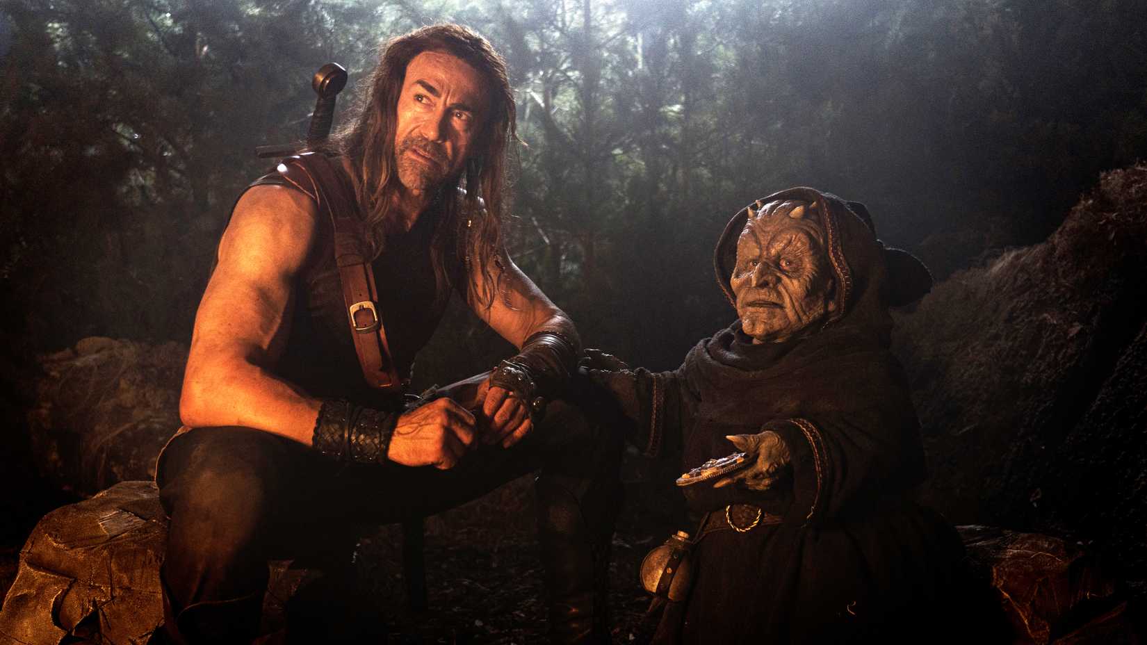 Deathstalker & Doodad sentado na floresta