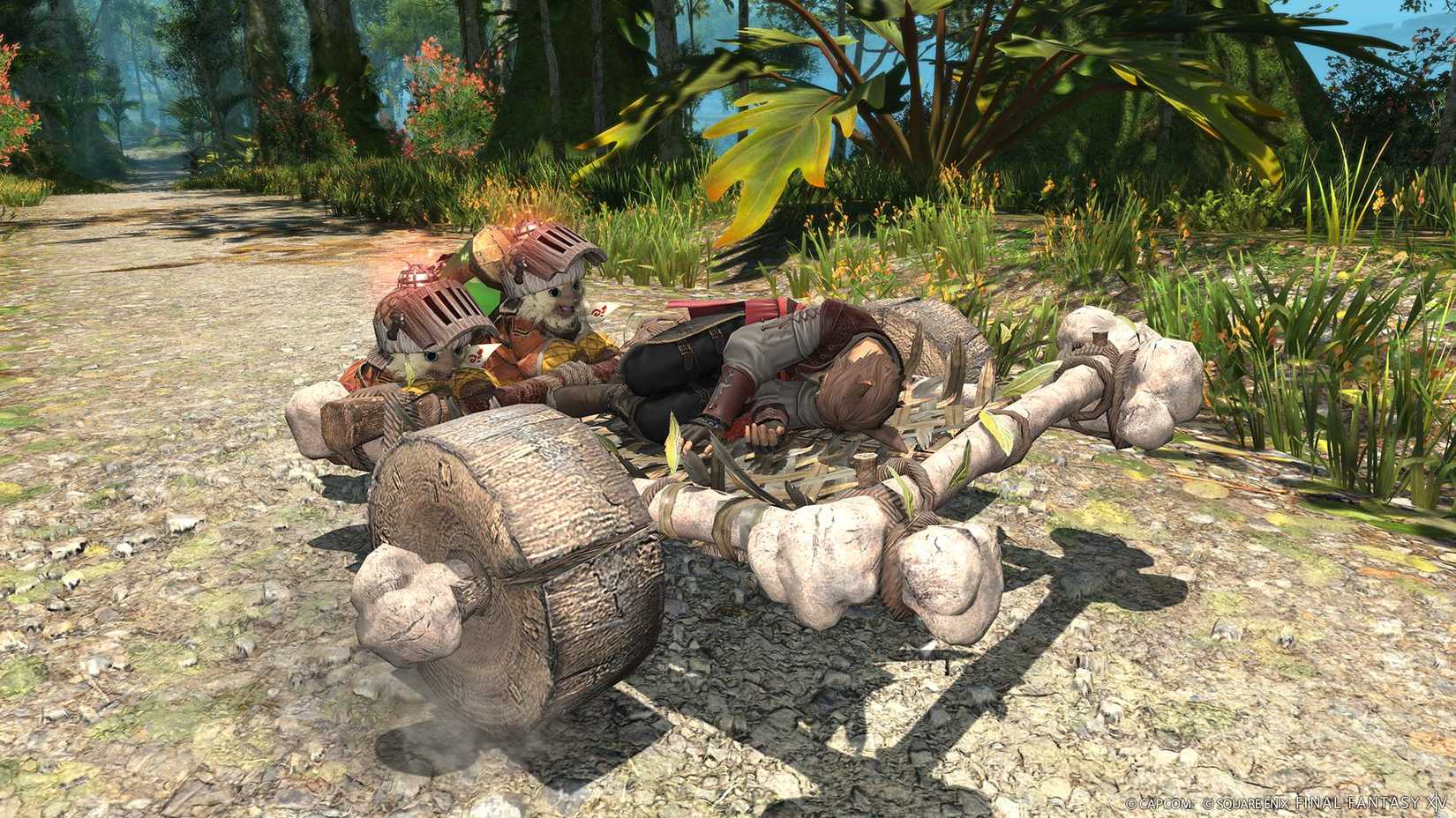 Dois Felynes de Monster Hunter empurram um personagem FFXIV caído em um carrinho feito de madeira e ossos.