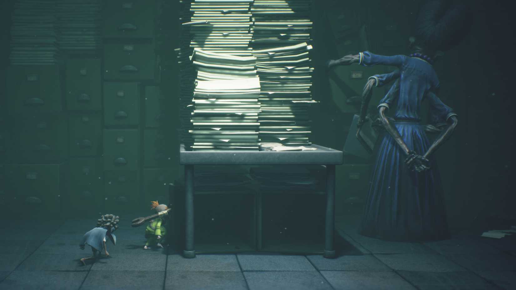Low and Alone, os protagonistas de Little Nightmares 3, se escondem de um chefe usando furtividade.
