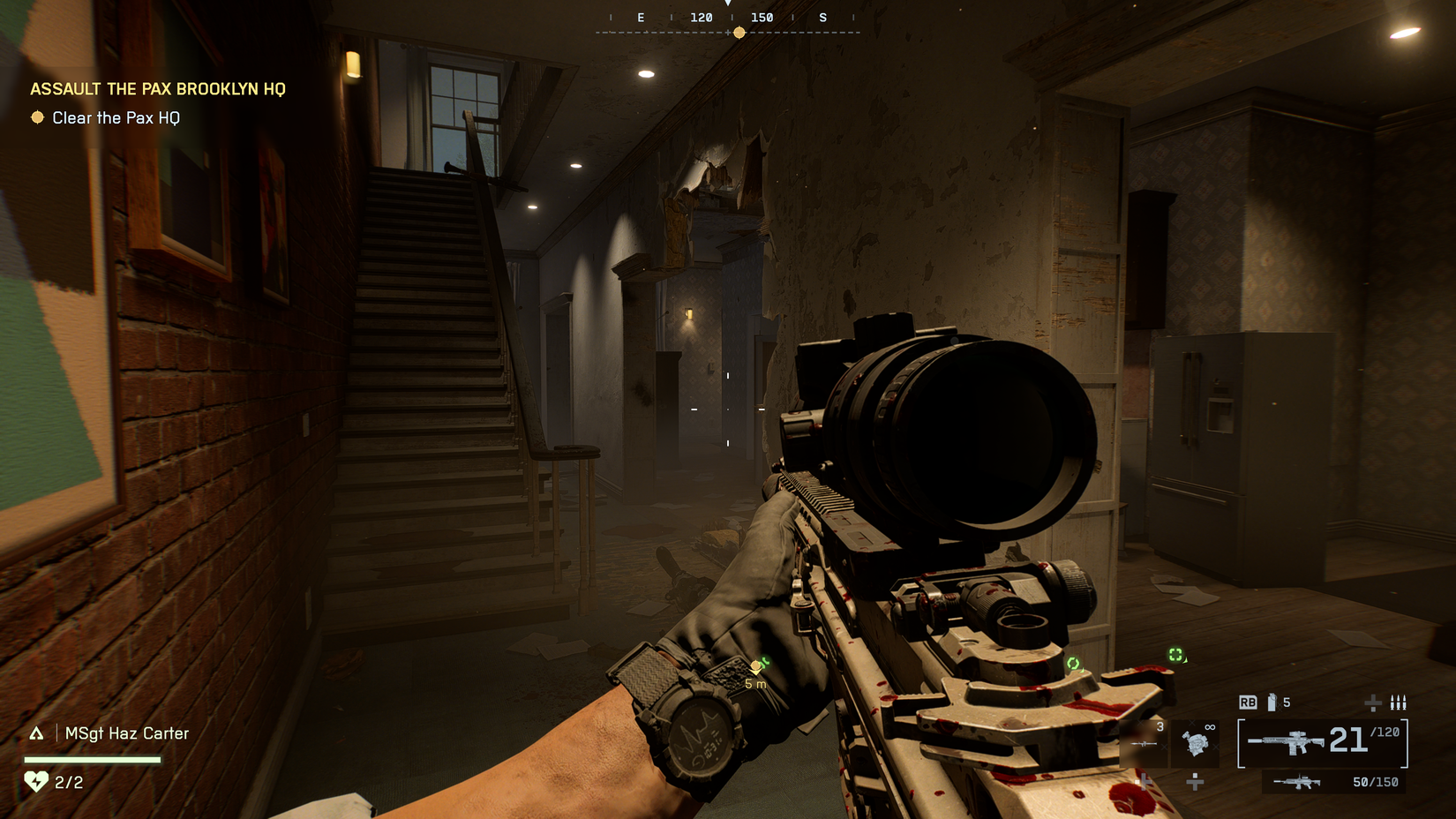 Um soldado está em uma casa no Brooklyn em Battlefield 6.