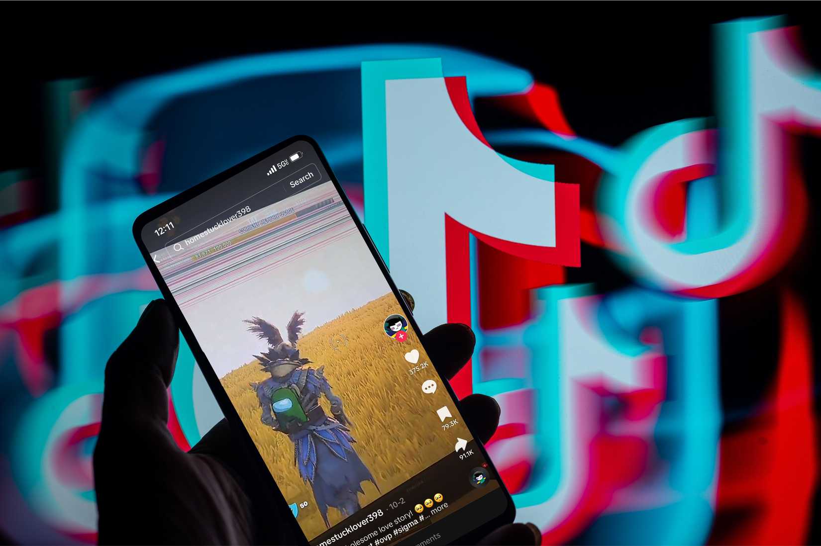 Uma ilustração fotográfica. Ele mostra um logotipo do TikTok borrado e uma mão segura um telefone. O telefone tem uma captura de tela de um vídeo do tiktok.