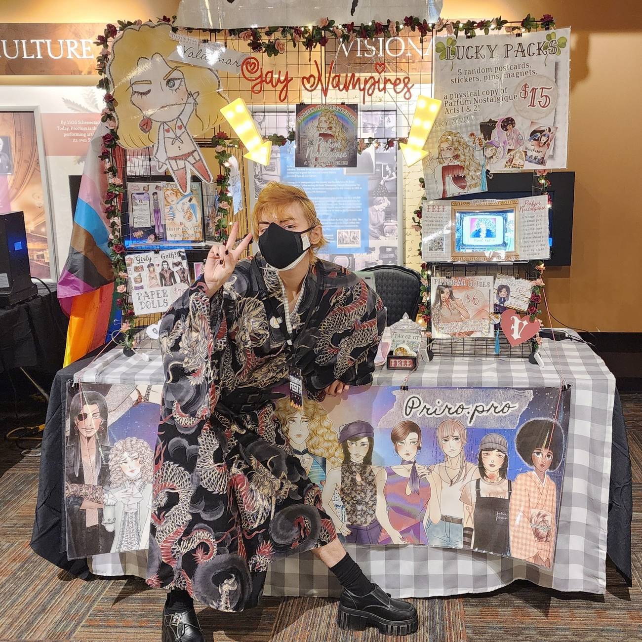 Rosario, um desenvolvedor de jogos independentes, mostra uma exibição do mundo real em um evento onde vendeu cópias físicas de seu romance visual. 