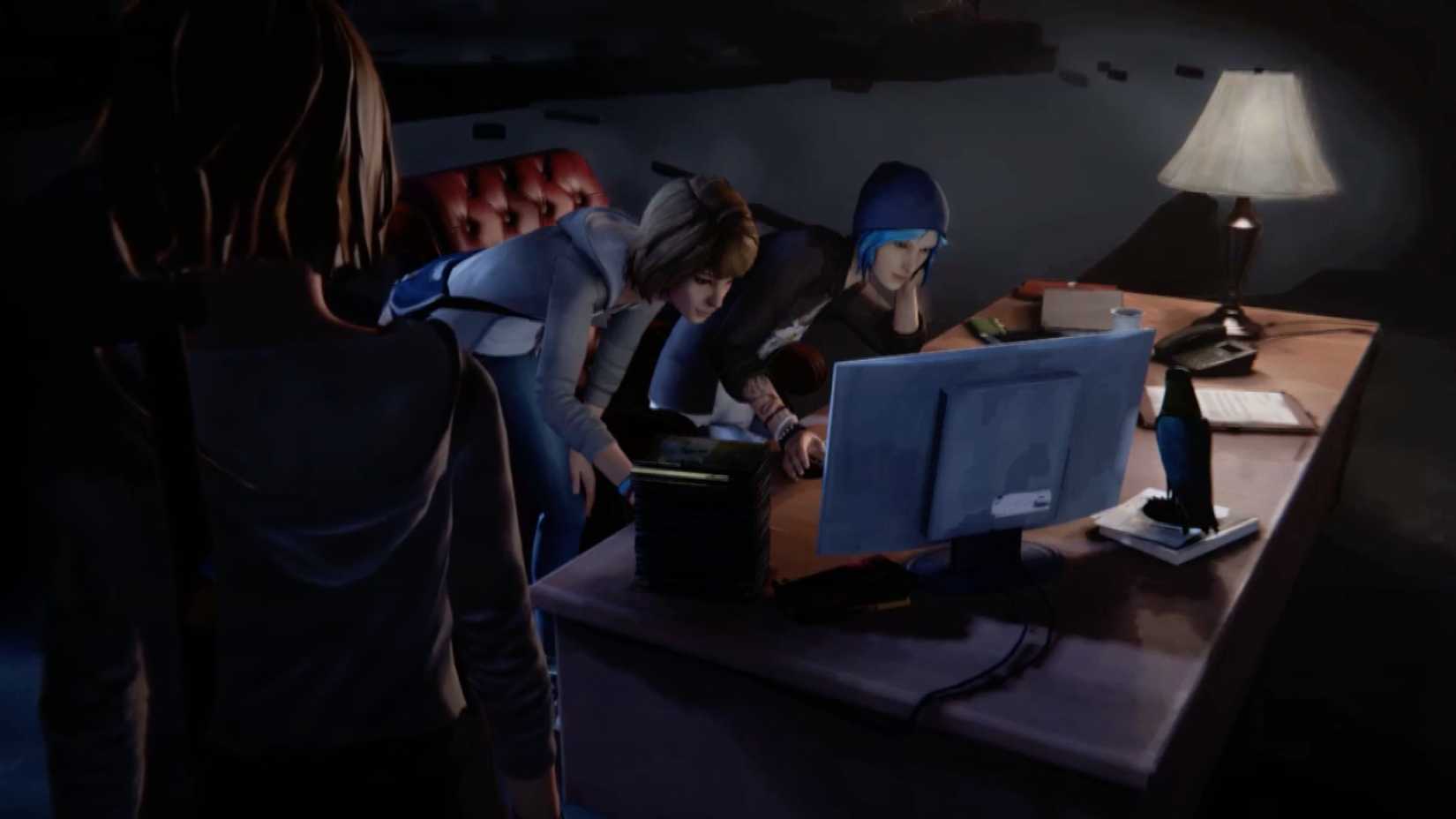 Chloe e Max se aglomeram em volta de um PC de mesa, olhando para algo na tela.