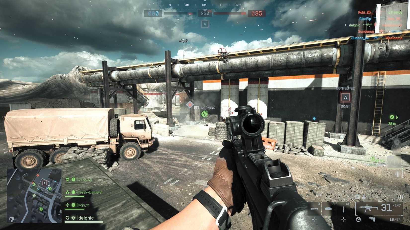 O jogador no Battlefield 6 empunhando um SMG com uma mira óptica acoplada olhando para um gasoduto.