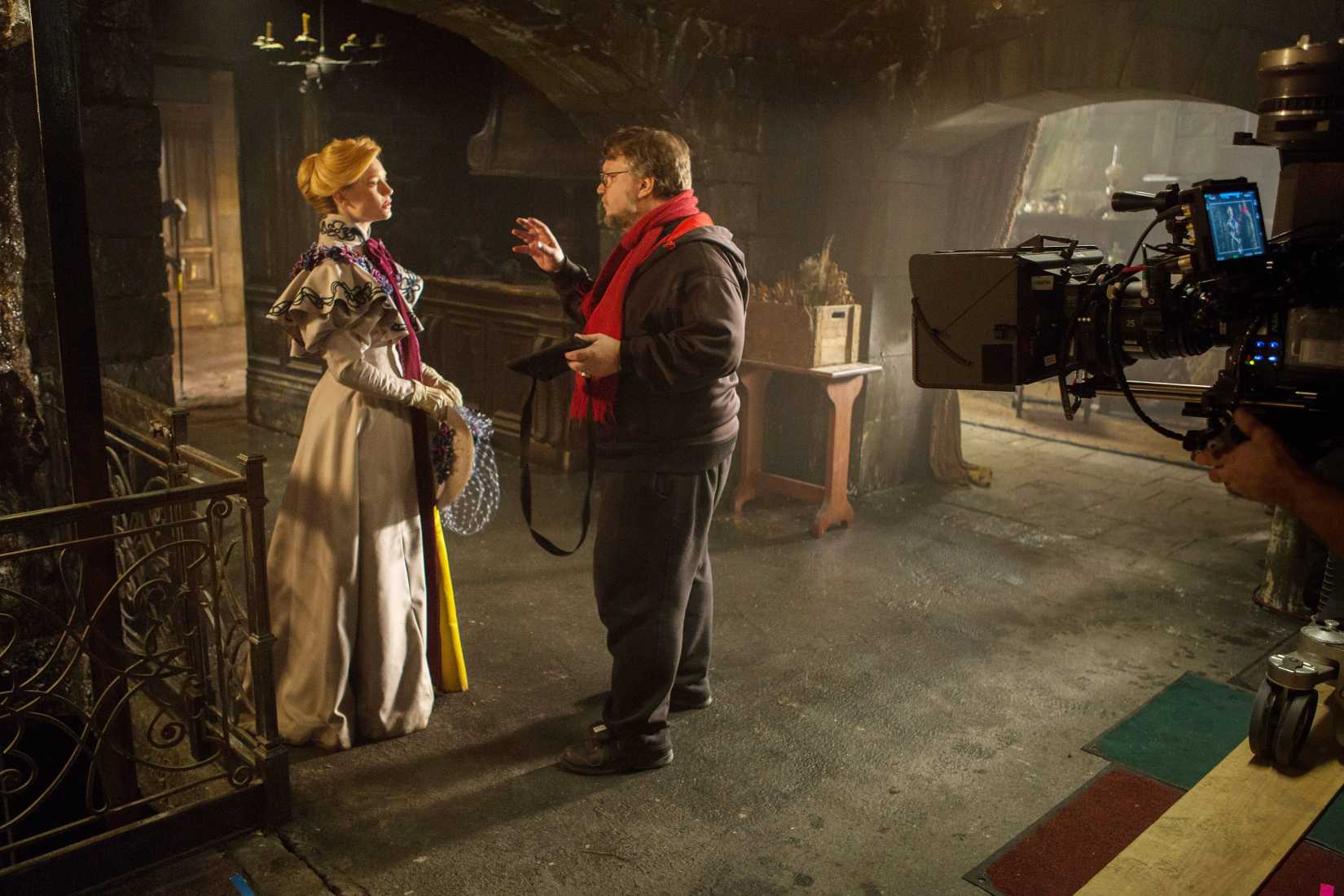 Guillermo Del Toro no set de Crimson Peak
