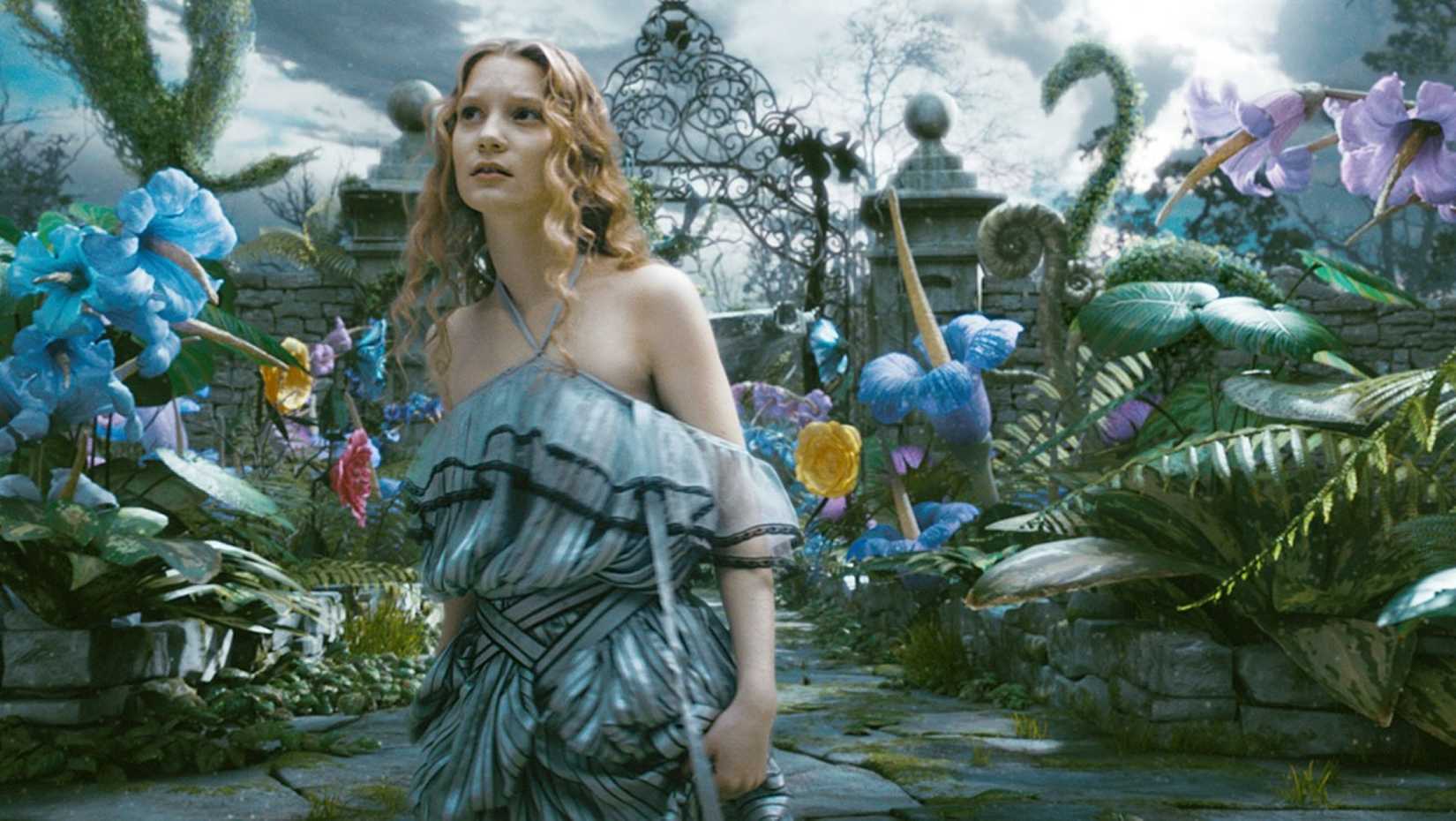 Mia Wasikowska vagueia por um país das maravilhas gerado principalmente por computador em uma cena do filme Alice no País das Maravilhas de Tim Burton, de 2010