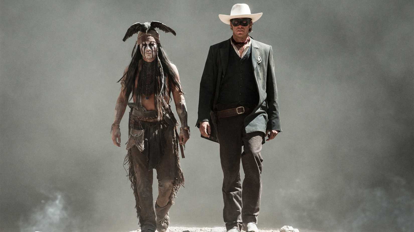 Johnny Depp e Armie Hammer caminham em direção à câmera em uma cena do filme O Cavaleiro Solitário de 2013, sem saber dos problemas pessoais que os aguardam no futuro.