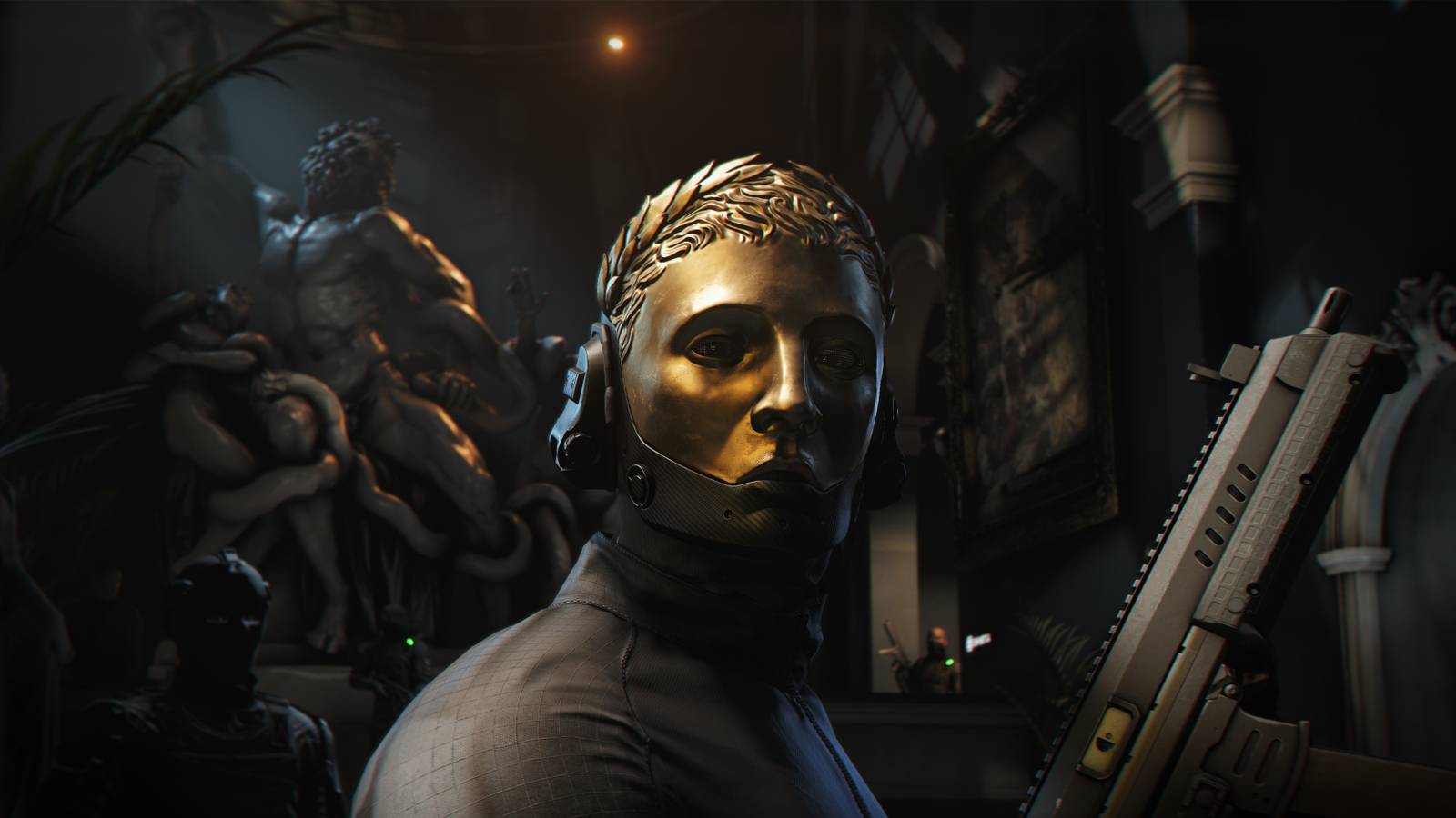 007 Personagem First Light com uma máscara dourada segurando uma arma.