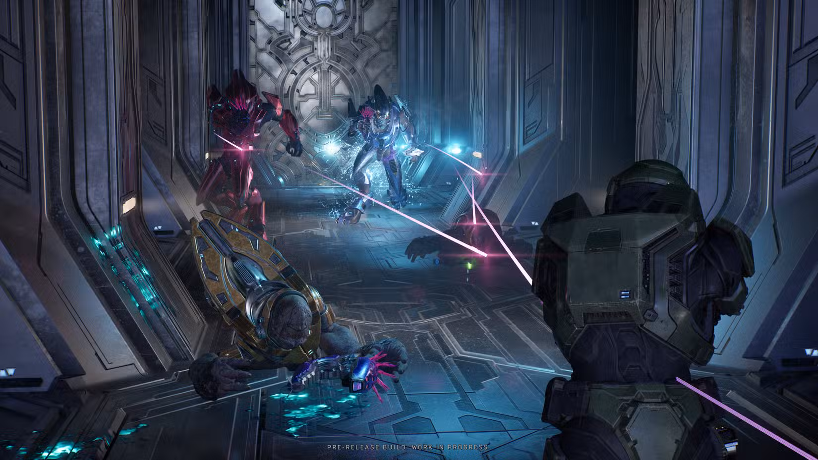 Master Chief atira em Elites em um corredor em The Silent Cartographer no remake de Halo Campaign Evolved Halo CE