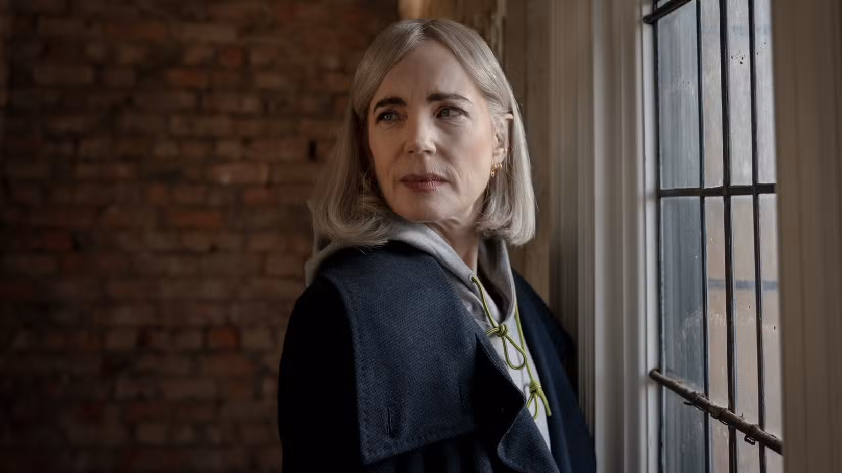 Helen (Elizabeth McGovern) está perto de uma janela em Talamasca