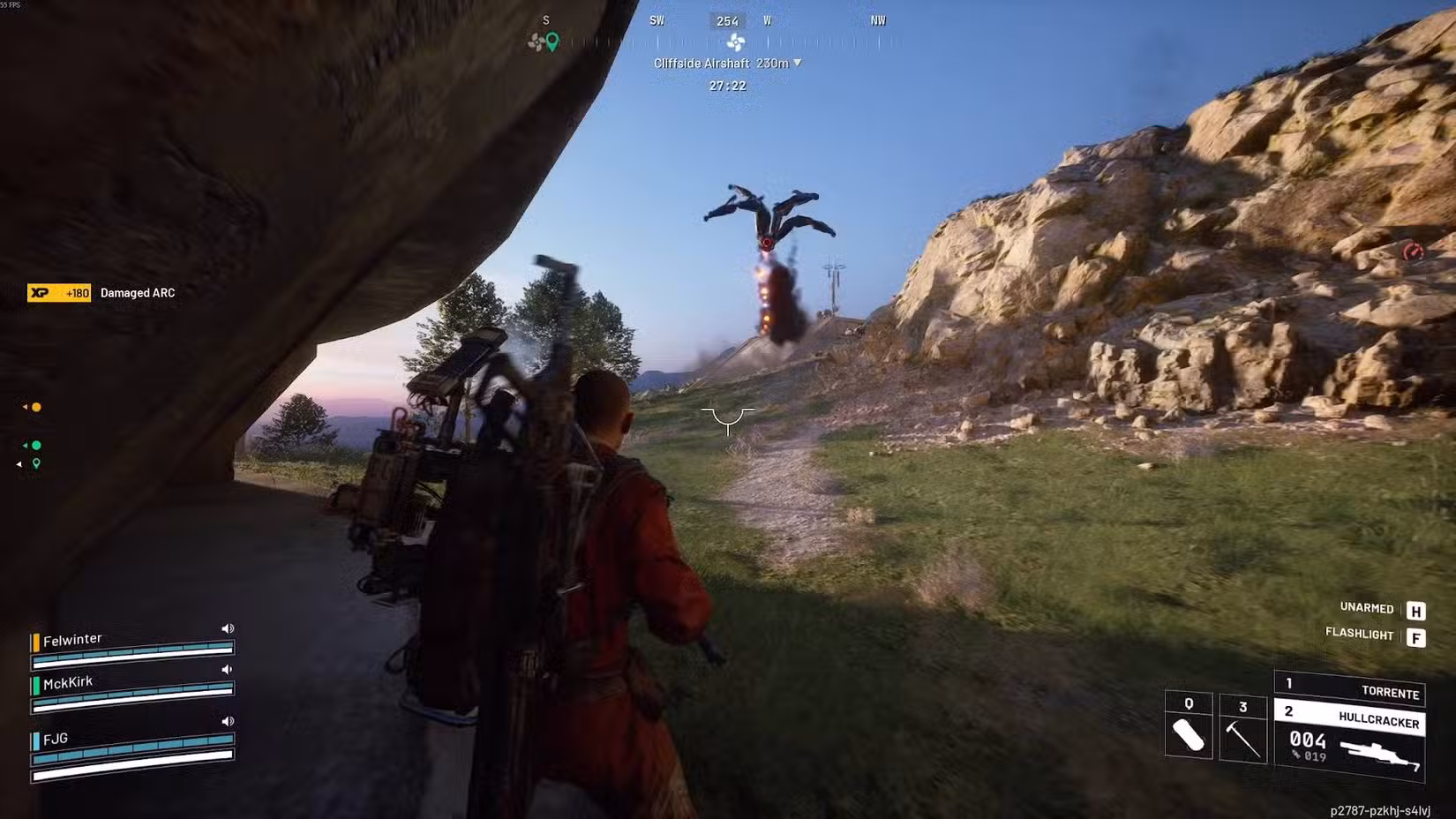 Um Leaper voando pelo céu com as pernas no ar em direção ao personagem do jogador.