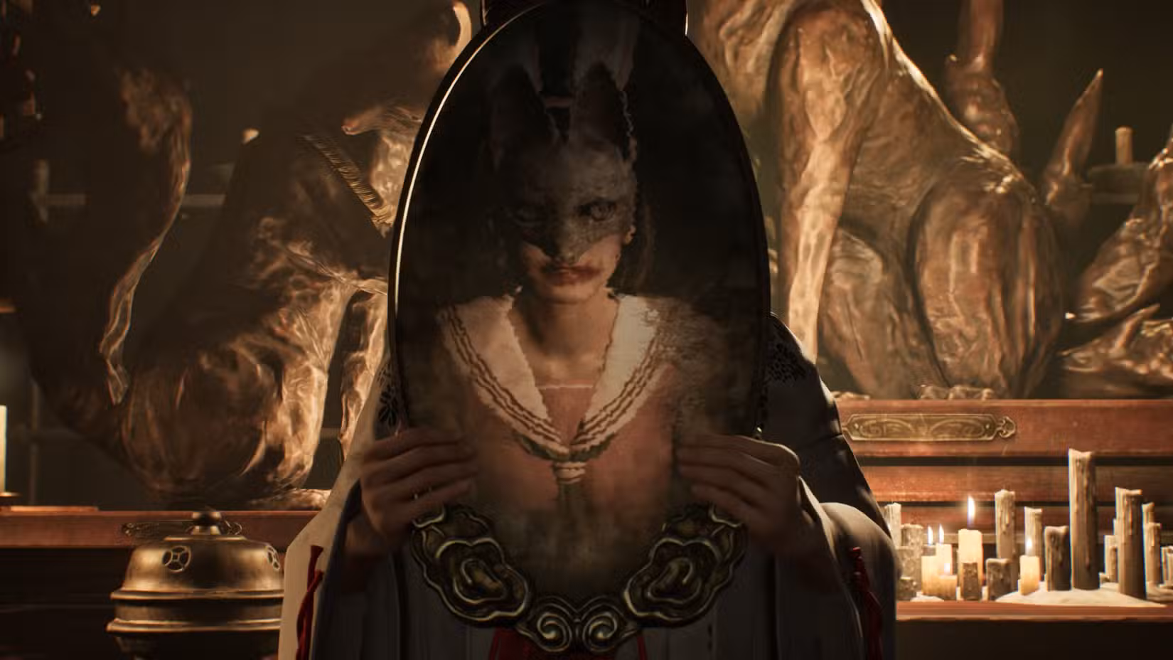 A protagonista de Silent Hill, Hinako, examina sua mudança de aparência em um espelho manchado.