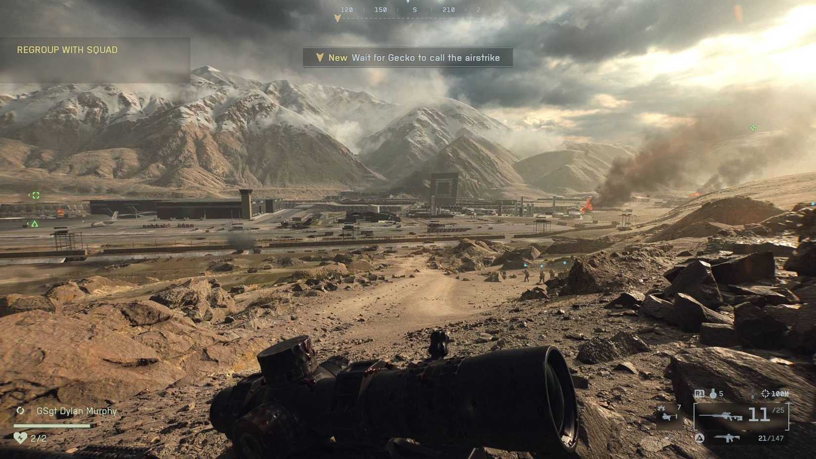 O jogador empunhando um rifle de precisão na campanha do Battlefield 6, olhando para um campo de aviação no meio das montanhas.