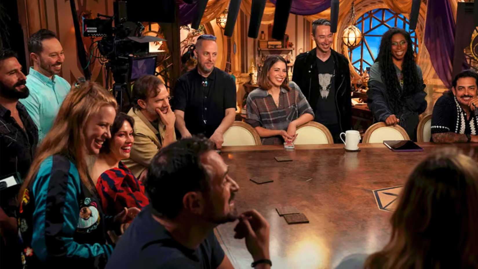 Uma imagem apresentando os 13 membros do elenco da campanha 4 da Critical Role.
