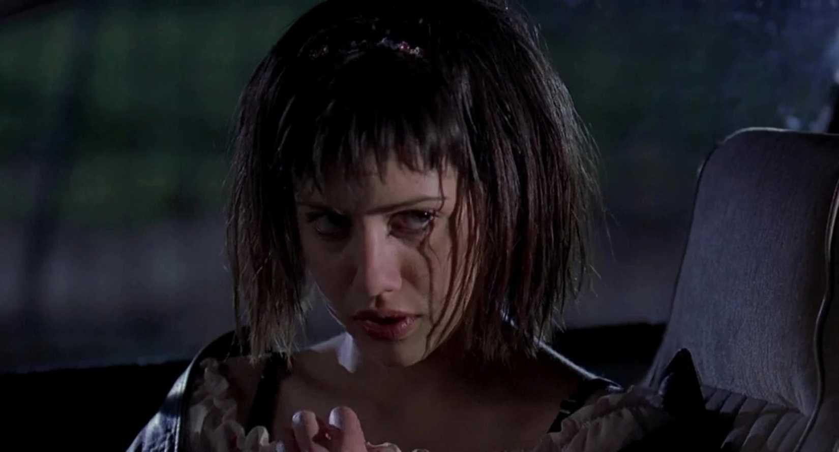 Brittany Murphy parece chateada no banco da frente de um carro à noite em uma cena do filme de terror Cherry Falls