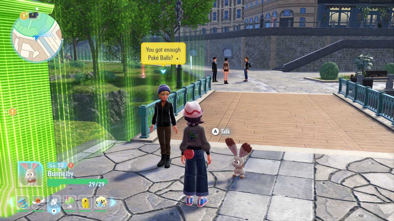 Um personagem Pokémon fica na frente de um NPC com texto amarelo acima de sua cabeça em Pokémon Legends: ZA