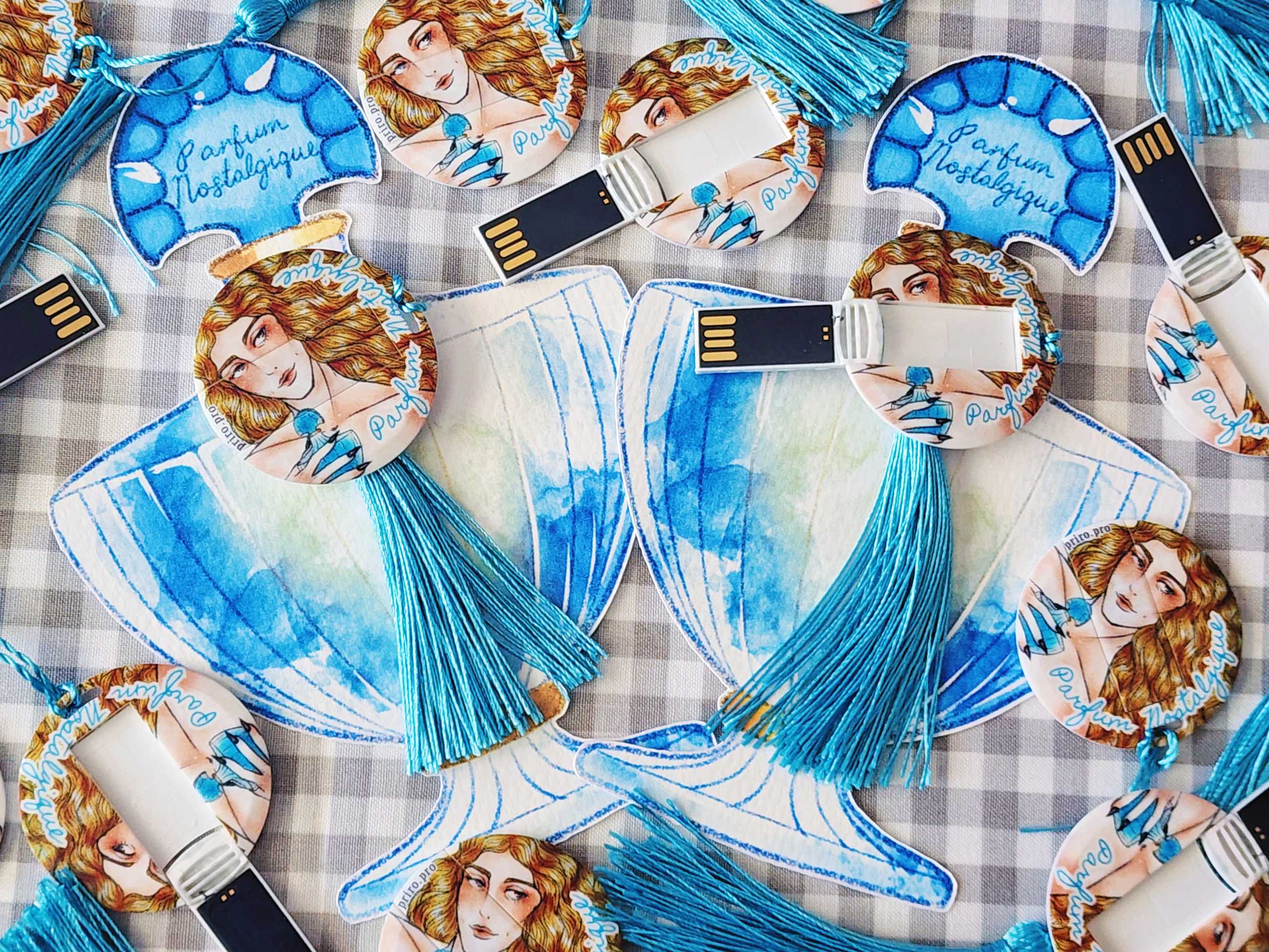 Uma coleção de cópias físicas de Parfum Nostalgique, um romance visual com temas LGBT. O USB tem o formato de um frasco de perfume. 