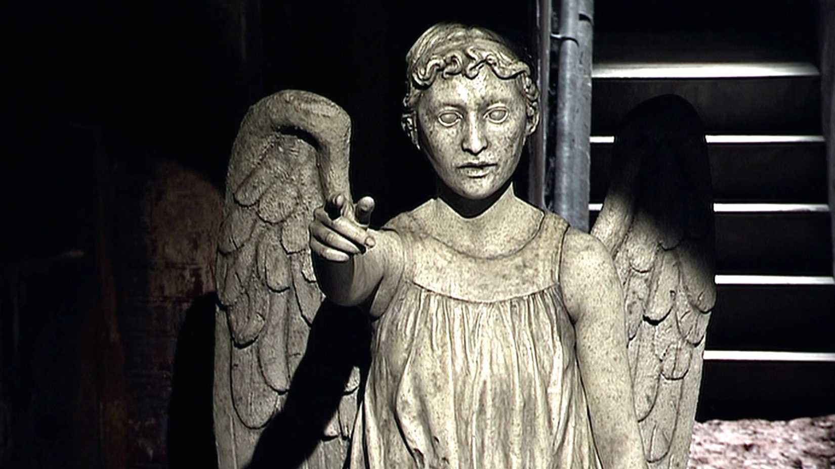 Um Anjo Choroso aponta para a câmera.