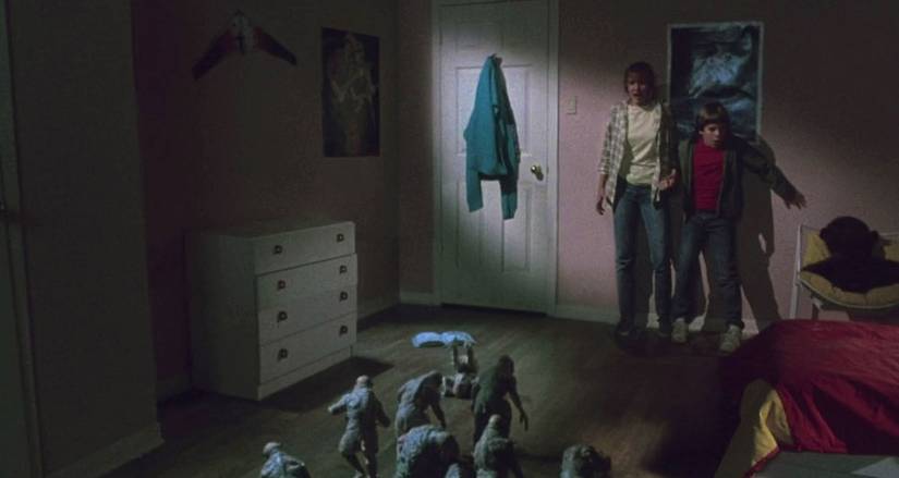 Os pequenos diabinhos perseguem Stephen Dorff, de 12 anos, e sua irmã da tela em um quarto sombrio em The Gate