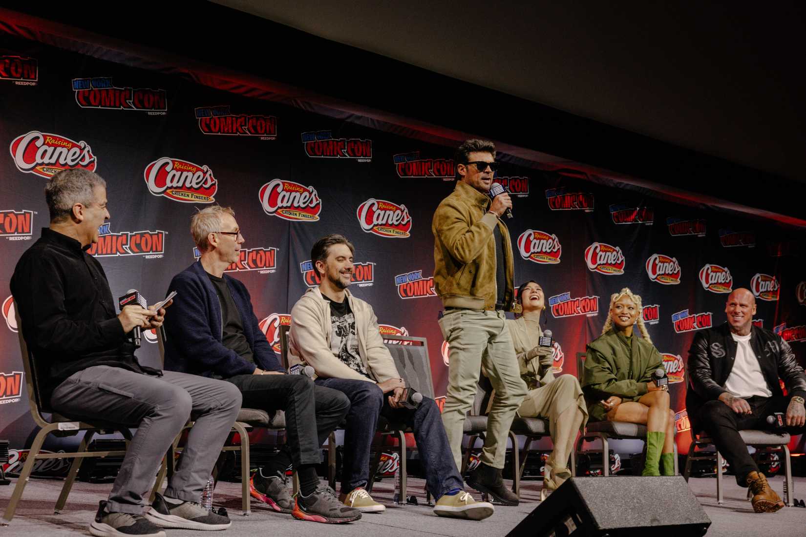 O elenco, diretor e roteirista de Mortal Kombat II na New York Comic Con