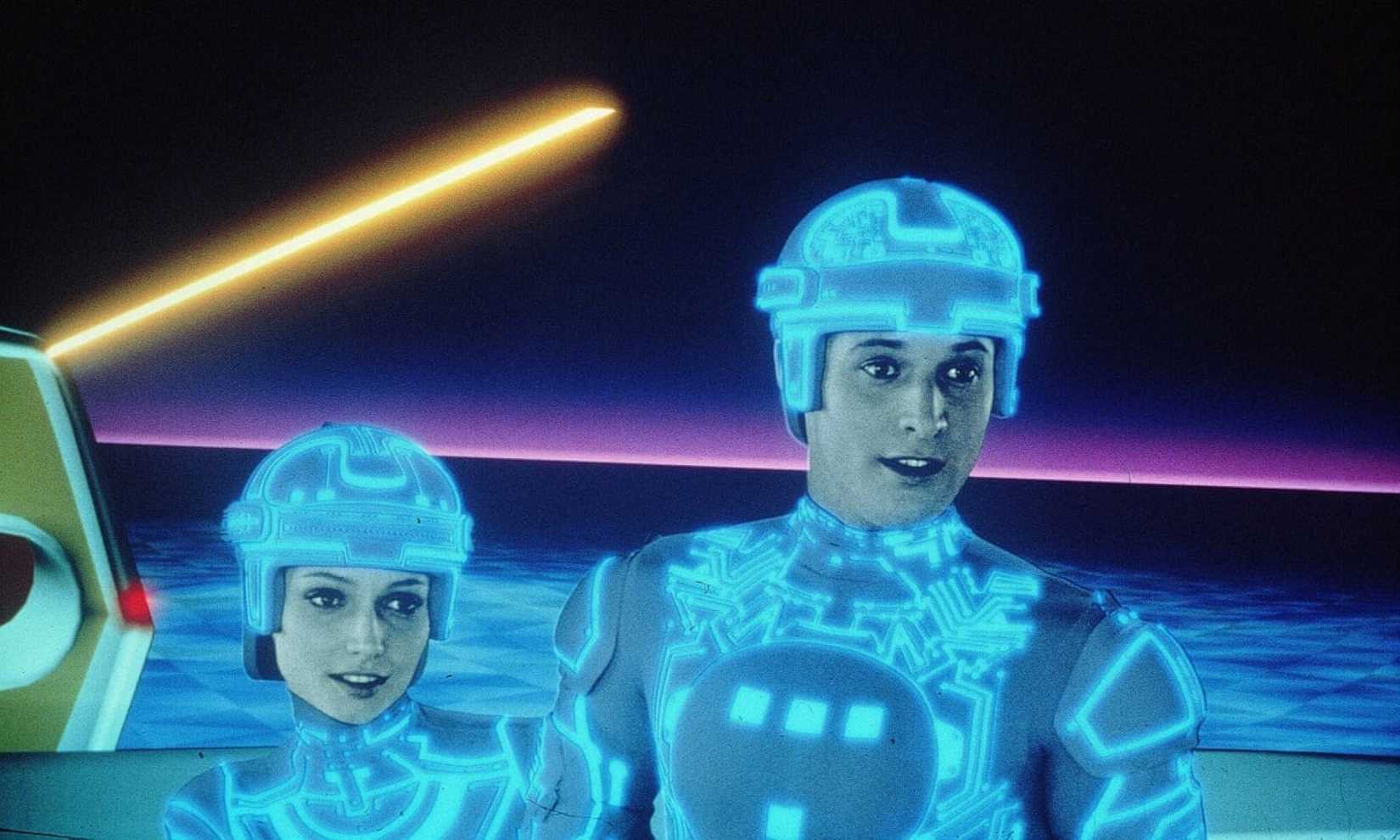 Artistas de ação ao vivo habitam um mundo de computador em uma cena do Tron original de 1982.