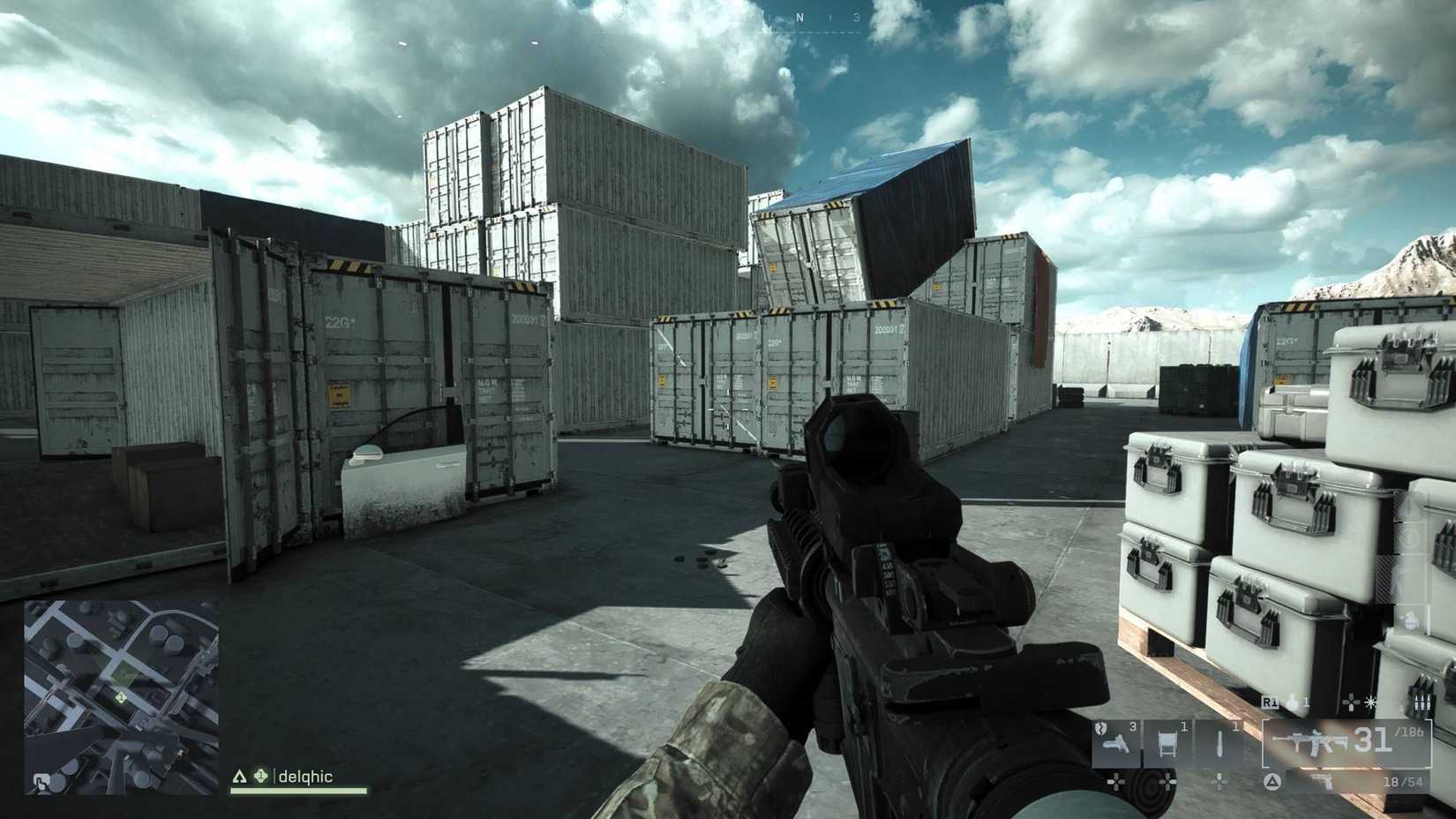 O jogador empunhando um rifle de assalto, em uma recriação do mapa Shipment do Battlefield 6 de Call of Duty.