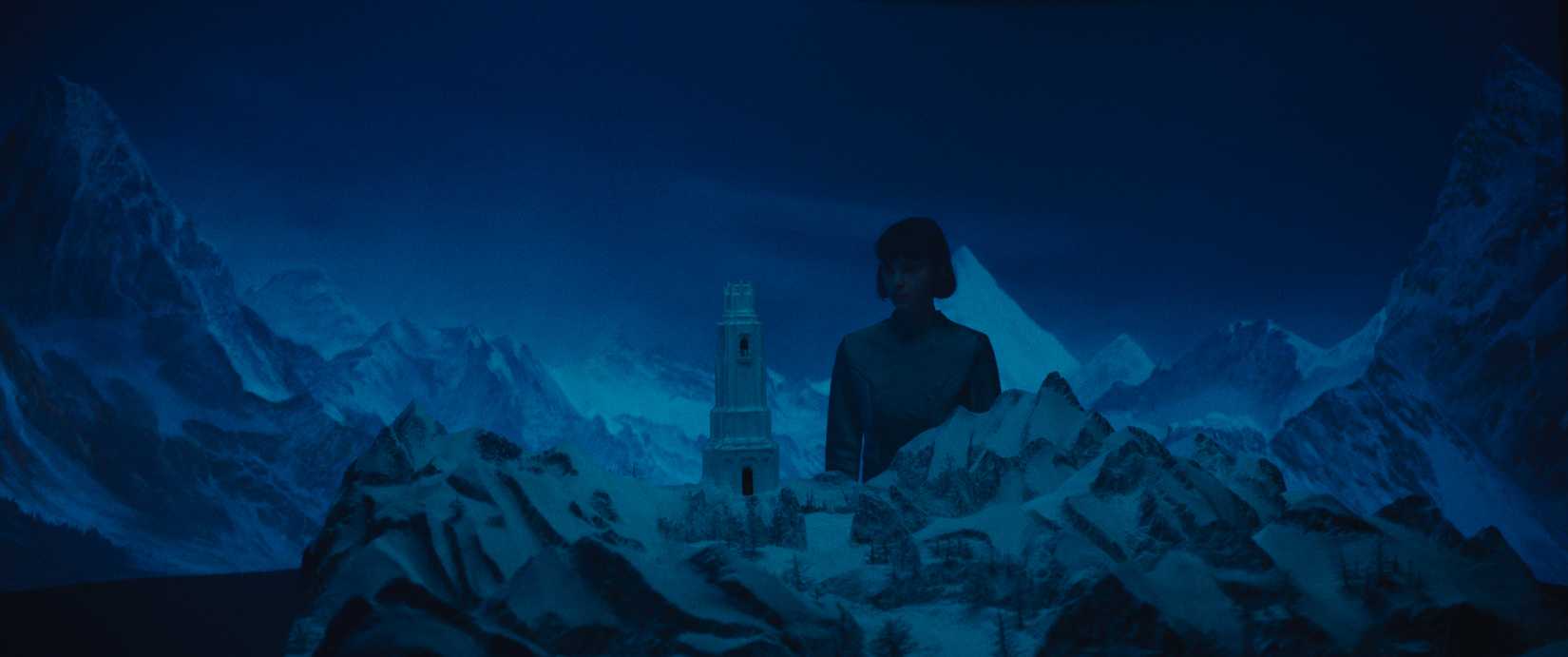 Jeanne caminha entre a rainha da neve situada na torre de gelo