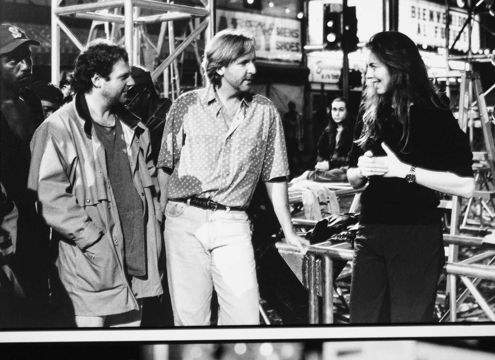 Foto dos bastidores de Strange Days de Kathryn Bigelow, James Cameron e o produtor Steven-Charles Jaffe no set