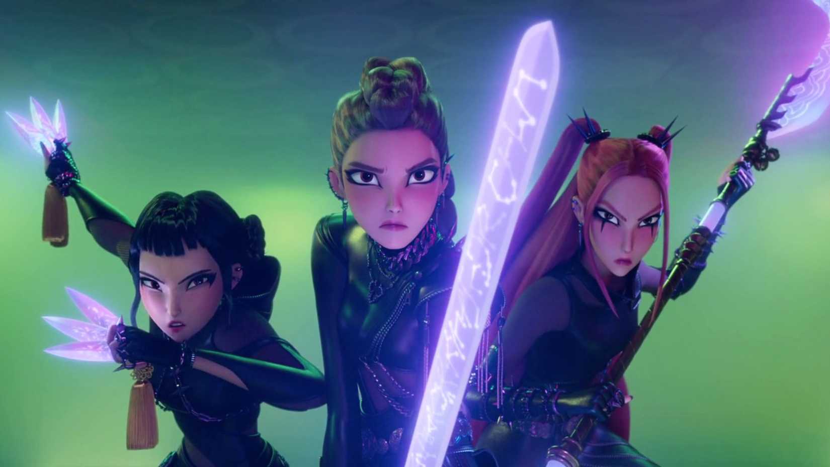 Captura de tela de KPop Demon Hunters da Netflix e da Sony Animation. Mostra Huntrix em equipamento de couro com armas celestiais nas mãos. Eles estão parados no meio de uma casa de banhos.