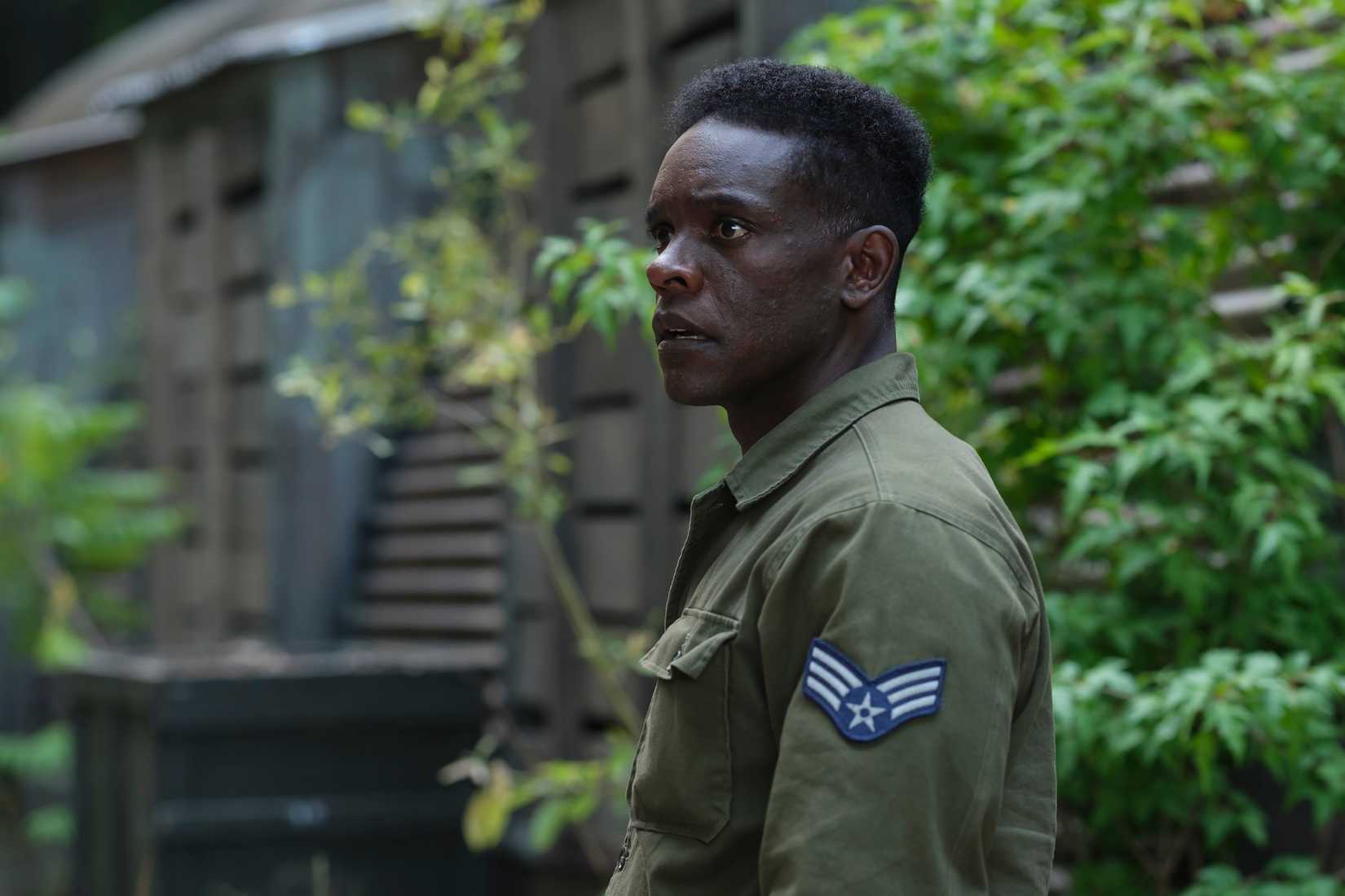 Chris Chalk como Dick hallorann em uniforme militar em TI: Bem-vindo a Derry