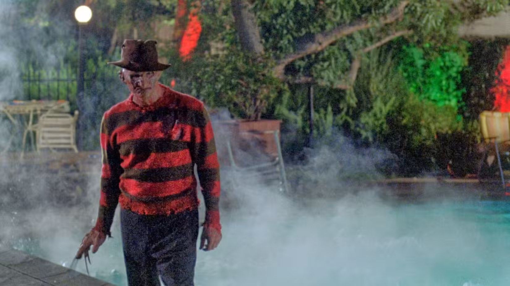 Freddy brandindo suas garras à beira da piscina no mundo real em A Nightmare on Elm Street 2: Freddy's Revenge