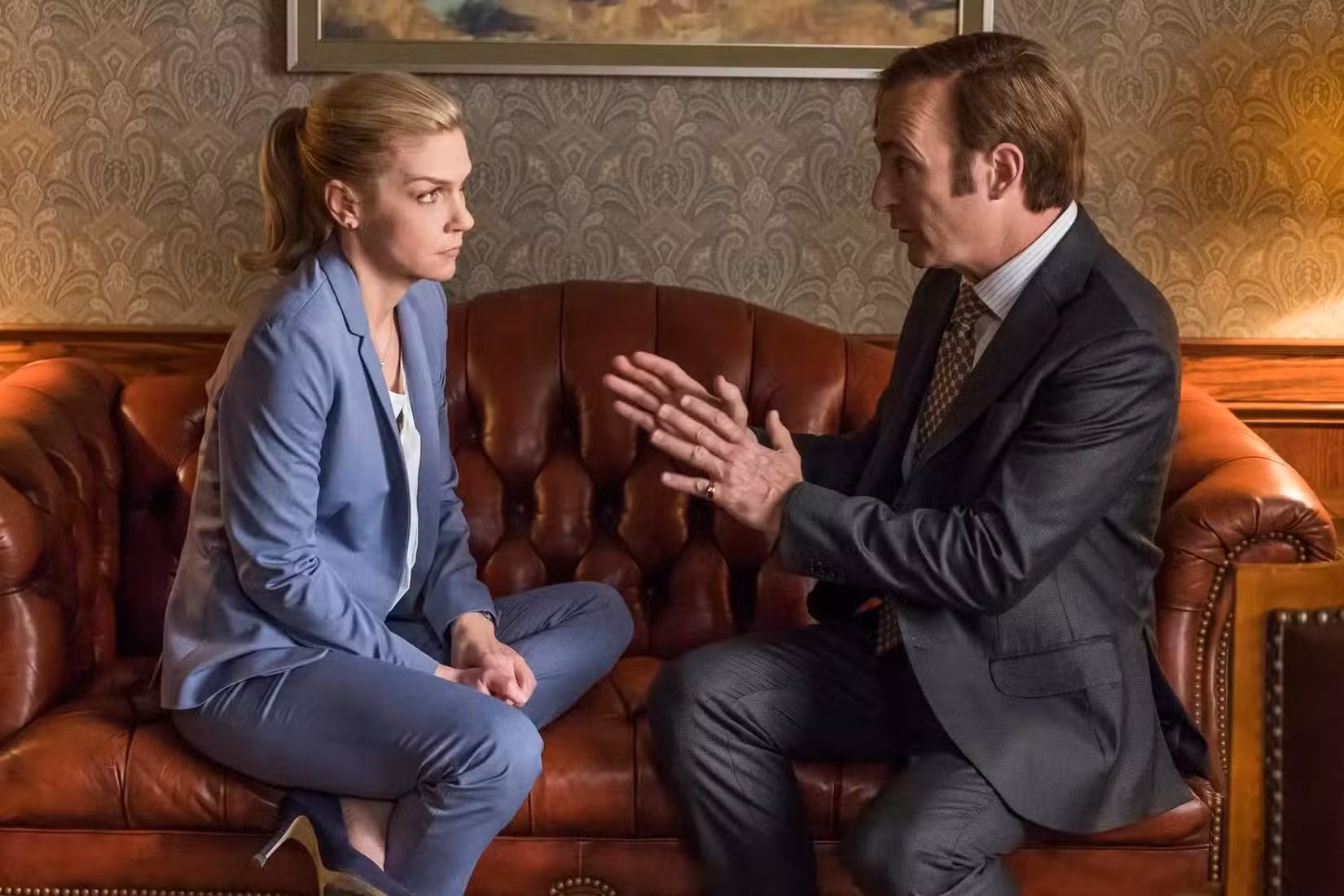 Kim e Jimmy conversando em um sofá em Better Call Saul