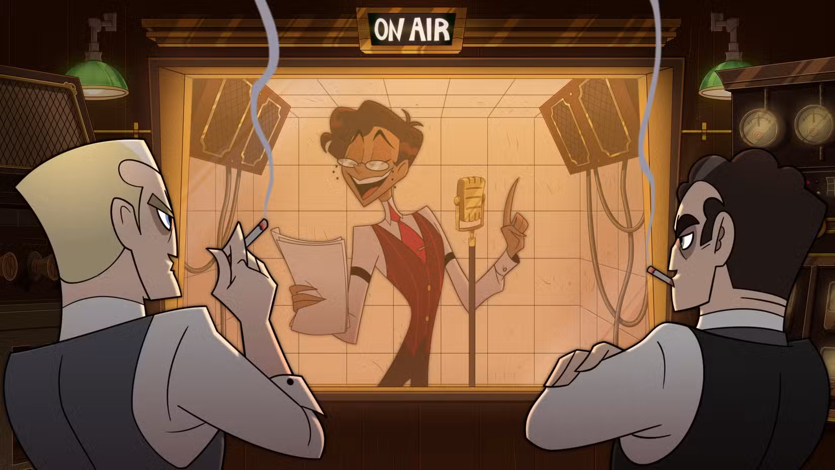 Alastor, o Demônio do Rádio, em sua encarnação mortal, está em uma cabine de rádio, sorrindo e lendo um roteiro enquanto produtores carrancudos assistem na 2ª temporada do Hazbin Hotel
