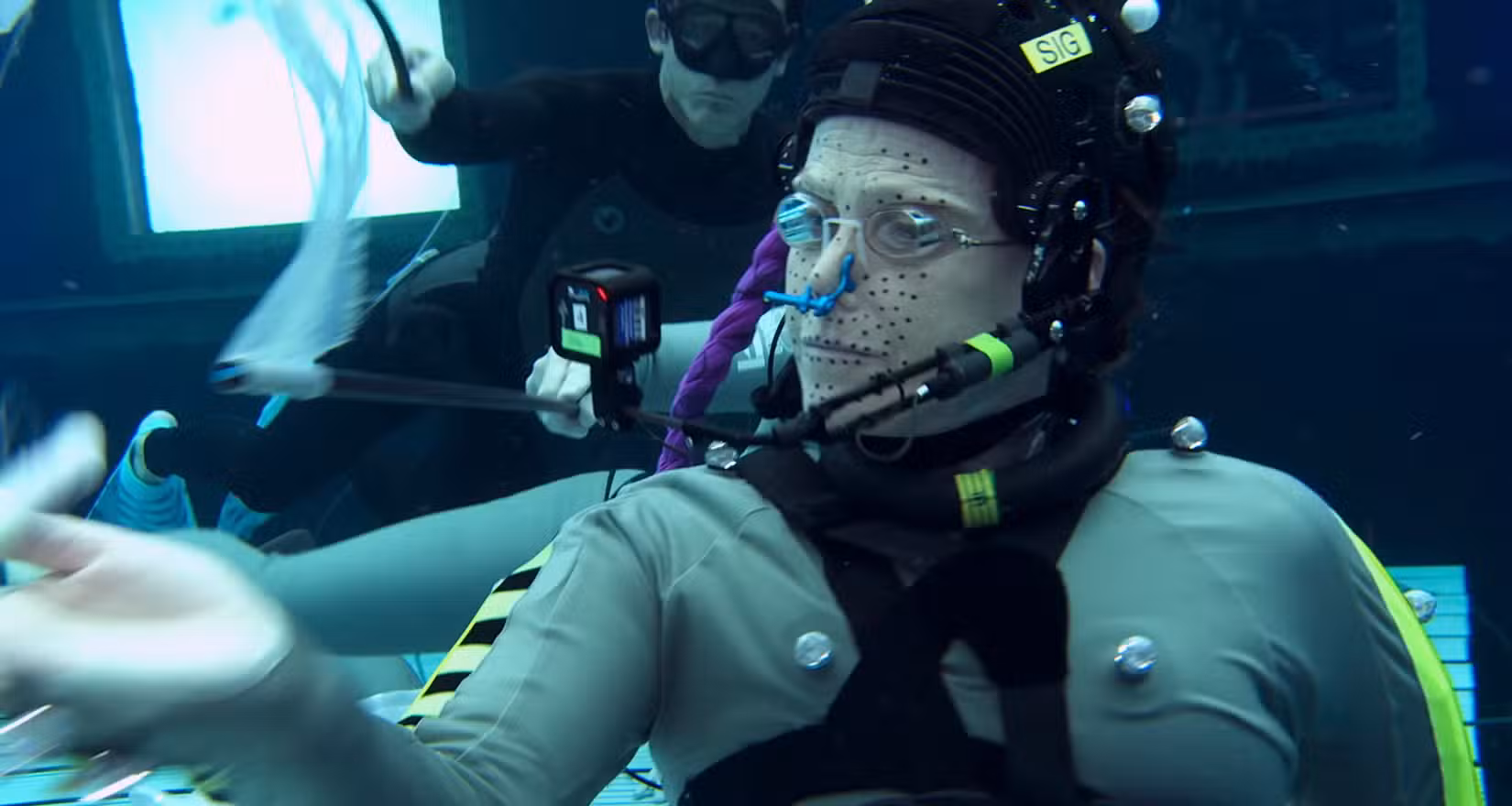 Sigourney Weaver simulando Kiri acariciando lula em Avatar: The Way of Water